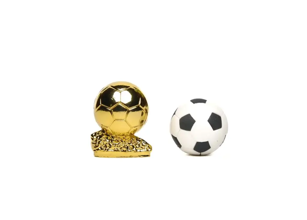 Bild von der Ballon d'Or Trophäe und einem Fussball
