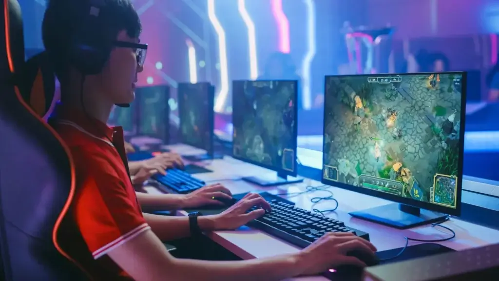 eSport Team spielt ein Videospiel